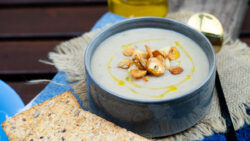Crema de setas con láminas de ajo y picatostes