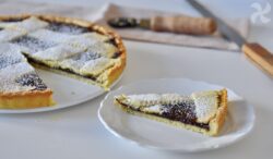 Crostata con mermelada de ciruela y chocolate