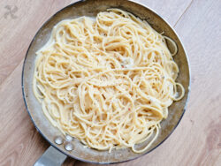 Espaguetis cacio e pepe