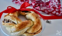 Guirnalda con mantequilla y cerezas en sirope