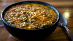 Guiso de lentejas y espinacas en 25 minutos: nutritivo y delicioso