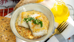 Hummus de garbanzos a las finas hierbas con lomos de bacalao