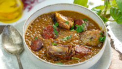 Lentejas guisadas con chorizo y costilla