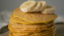 Pancakes de avena y plátano: el desayuno saludable en 5 pasos