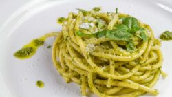 Pasta cremosa con nueces y albahaca: el toque gourmet que nadie espera