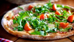 Pizza crujiente de coliflor con queso y rúcula fresca: sabor sin culpa en cada bocado