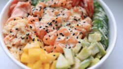 Poke bowl de salmón y aguacate: fresco, saludable y fácil de preparar