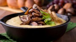 Polenta cremosa con champiñones al ajo: sabor y textura irresistibles