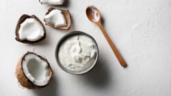 Yogur de coco casero con frutas frescas: saludable y fácil de hacer