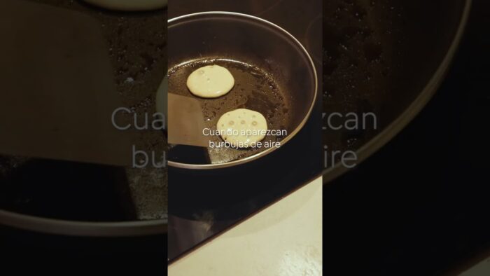 Blinis con bacalao ahumado y huevas de salmón