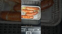 Salchichas alemanas en la freidora de aire acompañado con puré de patatas