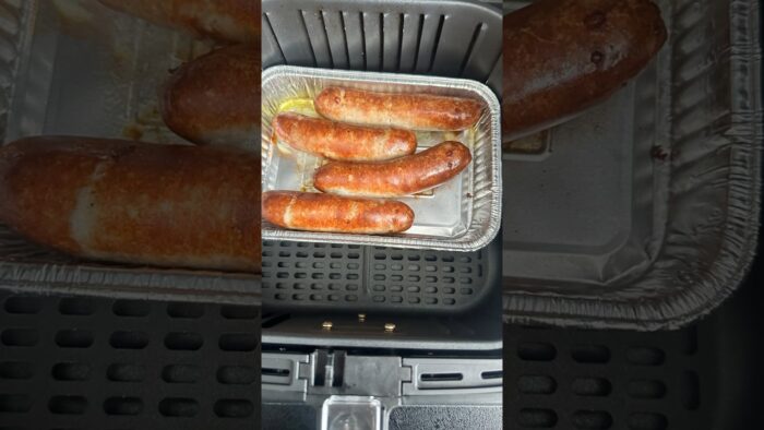 Salchichas alemanas en la freidora de aire acompañado con puré de patatas