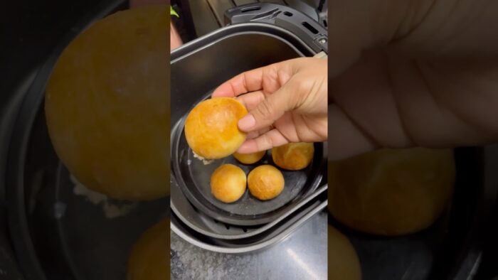 Sweet buns recipe in air fryer 😊 #shortsvideo #airfryerrecipes #food #trendingshorts #viralshort ￼