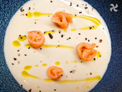 Ajoblanco de castañas con rollitos de salmón ahumado