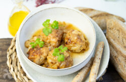 Albóndigas de pollo con salsa española