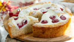 Bizcocho con ricotta y frambuesas nevado