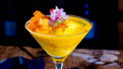 Ceviche tropical de mango y camarones: frescura y sabor tropical en un plato