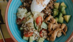 Ensalada de lentejas, pepino y tomate: refrescante y llena de proteínas