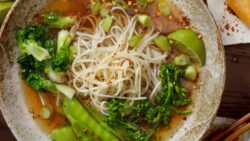 Fideos de arroz con verduras y crema de cacahuete: explosión de sabor en minutos