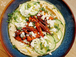 Hummus con yogur griego, pepino y zanahoria asada
