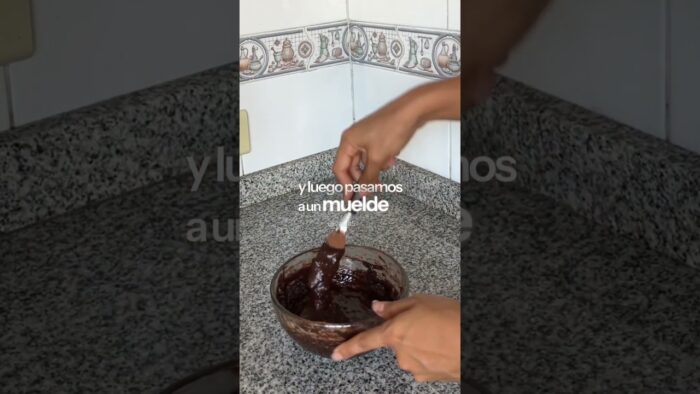 BROWNIE en air fryer 😱🍫 con solo 3 ingredientes: 1 banana, 3 cdas cacao y 1 huevo #brownie #fit