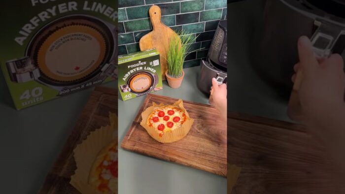 Naan bread pizza in the air fryer🍕🍴 #airfryer #airfryerrecipes #recipe #pizza