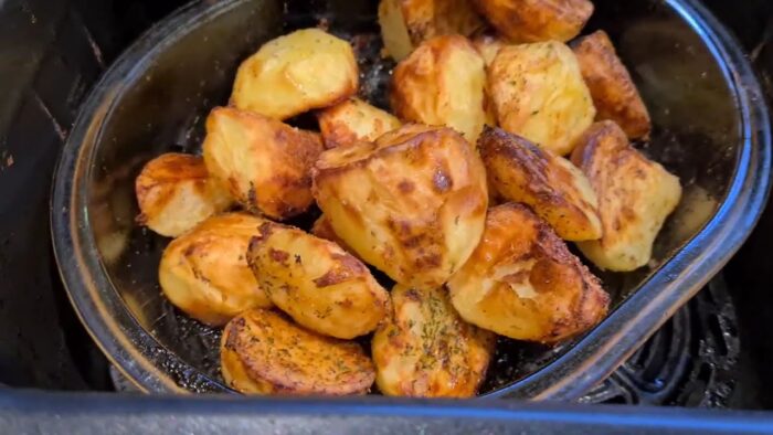 The Easiest Air Fryer Roast Potatoes Recipe EVER for 2025
