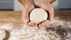 Adiós a las pizzas del súper: la receta viral de masa rápida de pizza que se hace en solo 10 minutos