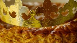 Ésta es posiblemente la receta del roscón de reyes casero más fácil del mundo: ideal para princi ...