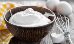 Glasé real: la receta perfecta para decorar tus postres