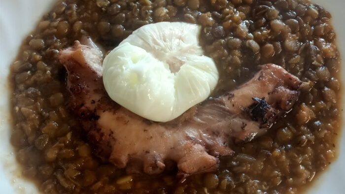 Lentejas con pulpo y huevo, fácil y rico con Thermomix