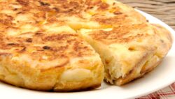 Cómo hacer la tortilla de patatas perfecta: el truco que ha sorprendido a miles en redes