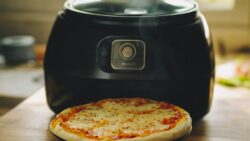 Desde que tengo freidora de aire ya no hago pizzas en el horno: quedan mejor y en solo 15 minutos