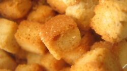 Nunca más tirarás pan: la receta viral para hacer picatostes en freidora de aire en solo 10 minutos