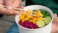 Poke de tofu y mango: fresco, saludable y fácil de preparar en casa