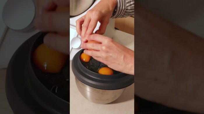 🎯¡Truco del día! Separa yemas y claras sin ensuciar con #thermomix en un solo paso. #tips #truco