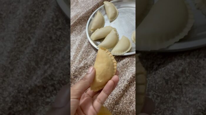 Air fried gujiya 😅🥰😂 #airfryer #recipe #food #vlogs #vlog #patipatni #cookingvideo #gujiya