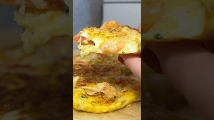 Air fryer 180°C, 15 minutes. Defrost the shrimp under water, 4 eggs, tomatoes, herbs, mozzarella.