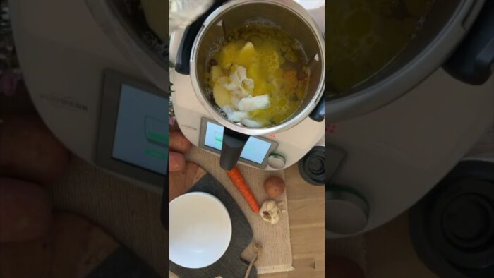 Crema de porrusalda con bacalao y huevas #velocidadcuchara #thermomix #recetasthermomix #verduras