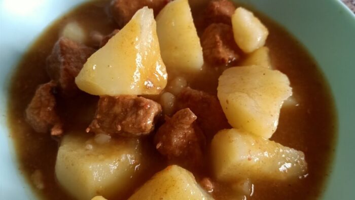 Patatas guisadas con pinchos adobados, fácil y rico con Thermomix