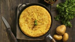 Mi abuela andaluza prepara esta tortilla de patatas en 10 minutos cuando tiene poco tiempo para  ...