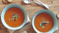 Mi abuela valenciana siempre hacía así la sopa de tomate, y jamás he vuelto a probar una parecida