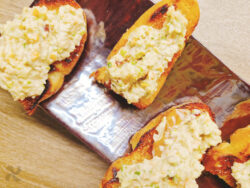 Montaditos de ensalada de col