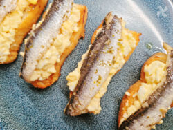 Montaditos de huevo duro con boquerones en vinagre