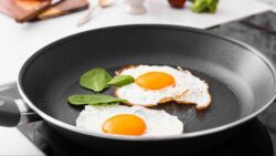 Ni aceite ni sal: el truco de los mejores cocineros para hacer el huevo frito perfecto