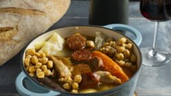 Ni pollo ni ternera: el ingrediente secreto de las abuelas madrileñas para un cocido aún más sabroso