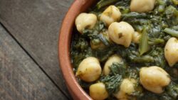 Potaje de garbanzos con espinacas: receta tradicional paso a paso