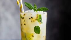 Prueba este refrescante granizado de coco y maracuyá