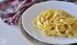 Tagliatelle con pollo y salsa de curry