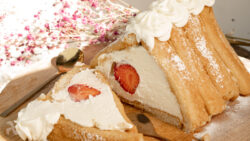 Tarta triangular de nata con fresas